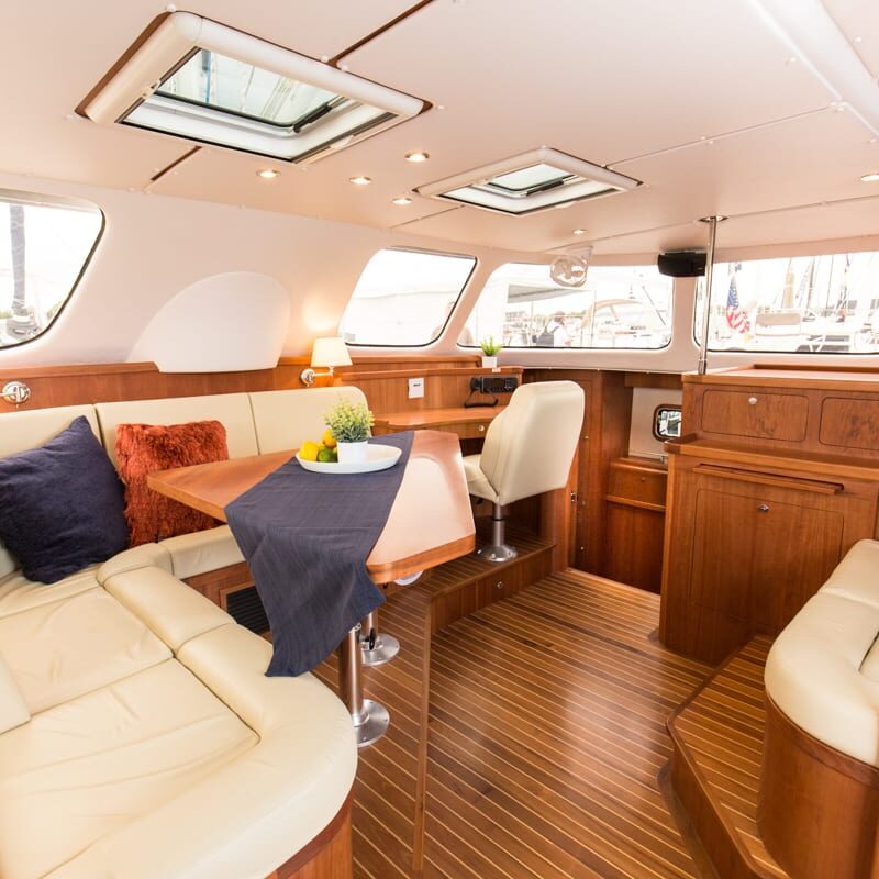 Interior salón del Antares 44